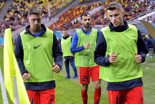 Boban Nikolov, în spate, numărul 24 de la FCSB // foto: Imago Images
