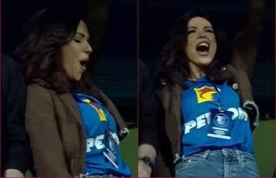 Cea mai sexy fană a Farului a făcut spectacol la meciul cu Rapid » S-a dezlănțuit în tribune, apoi a postat un mesaj ironic: „Nu plânge!”