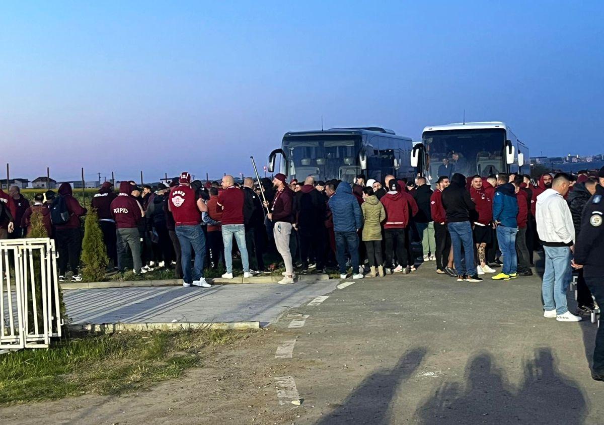 Scandări rasiste la Farul - Rapid: șicane și jigniri între cele două galerii