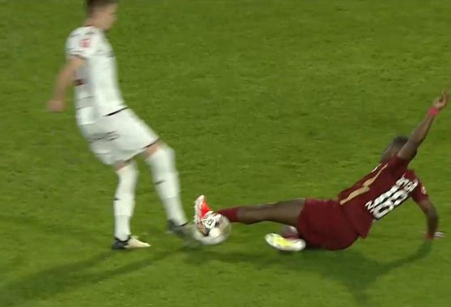 Momentul intrării lui Keita asupra lui Kait / FOTO: Captură TV @Prima Sport 1 „Centralul” Barbu a dictat „indirectă”, dar o regulă mai puțin știută i-a permis lui Burmaz să marcheze » Petrescu recunoaște: „Arbitrul de rezervă a venit și mi-a spus”