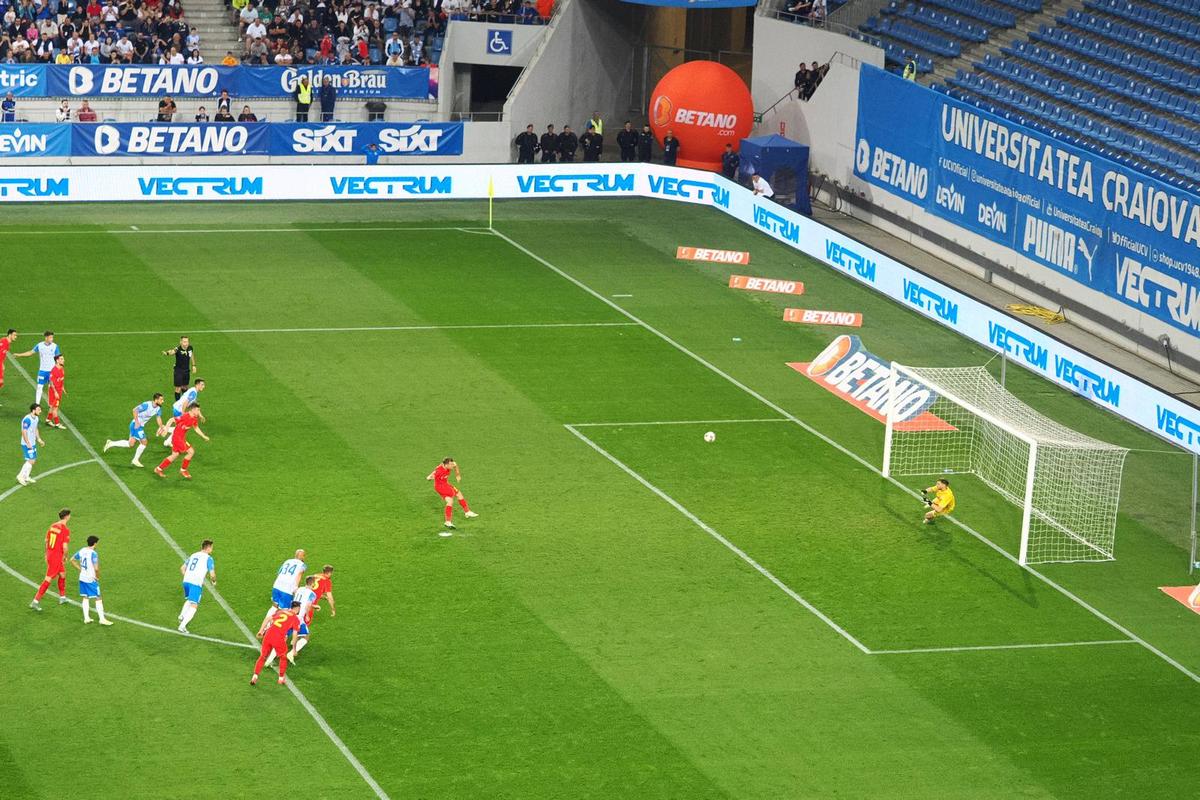 Dublă eroare de arbitraj la penalty-ul din Craiova - FCSB + Reacția lui MM Stoica la „oficială”