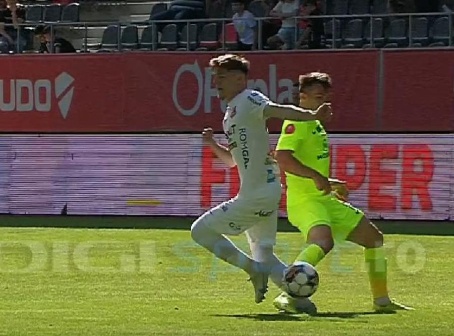 Momentul în care Oroian pierde mingea în fața lui Roman / FOTO: Captură TV @Digi Sport 1 Poli Iași, victorie controversată la Sibiu: „Rușine, rușine să vă fie!” » Dinamo e ultima și doar un MIRACOL o ține în Superligă!