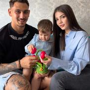 Jovan Markovic alături de junior și de soție