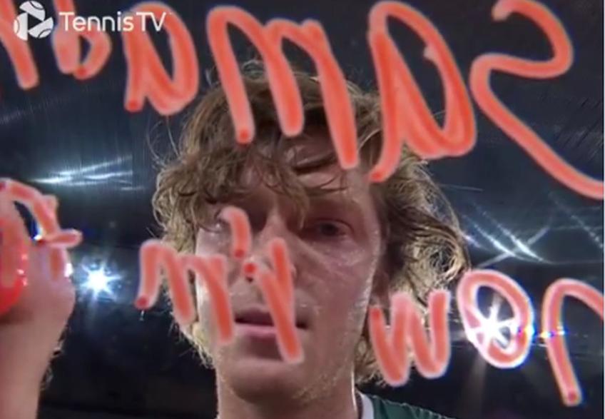Andrey Rublev (26 de ani, 8 ATP) a câștigat al doilea turneu Masters 1.000 din carieră, el impunându-se la Madrid în fața lui Felix Auger-Aliassime (23 de ani, 35 ATP) cu 4-6, 7-5, 7-5. La final, rusul a scris un mesaj misterios pe camera televiziunii.