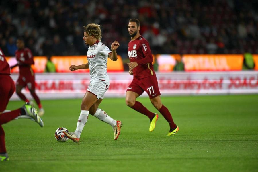 Jayson Papeau are mingea la picior, foto: Raed Krishan (GSP) Basarab Panduru a dat de pământ cu un jucător de la Rapid: „Cea mai bună magie a lui este că dispare din joc!”