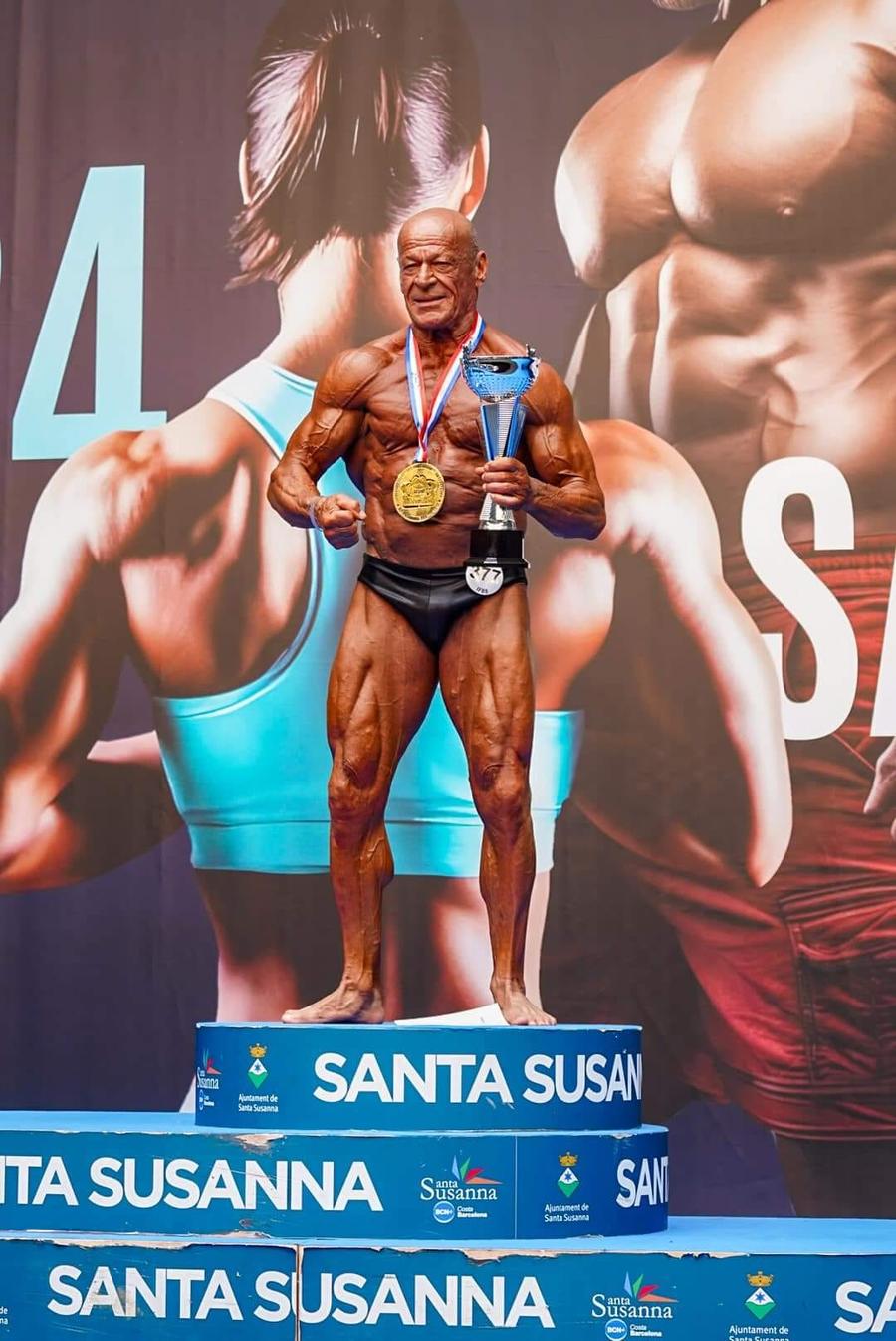 Românii campioni ai Europei la culturism și fitness au fost primiți în Salonul Oficial de la Otopeni » Veteranul lotului, Vasile Șerban, a explicat cum se motivează la 74 de ani