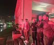 Nebunie în centrul orașului, aproape de miezul nopții: au sărbătorit promovarea în ploaie, cu zeci de torțe! Imaginile momentului