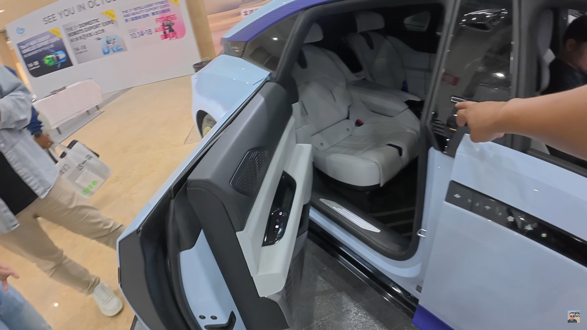 „Ferrari chinezesc” » Un vlogger român a ajuns din greșeală la prezentarea mașinii viitorului din China: IMAGINI
