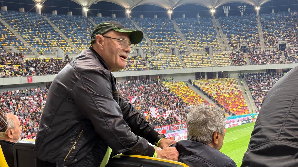 Momente inedite pe Arena Națională, cu Mircea Lucescu în prim-plan! Selecționerul a beneficiat de masaj pe toată durata meciului FCSB - Dinamo