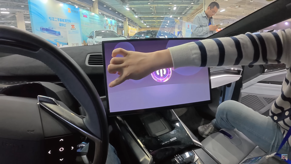 „Ferrari chinezesc” » Un vlogger român a ajuns din greșeală la prezentarea mașinii viitorului din China: IMAGINI