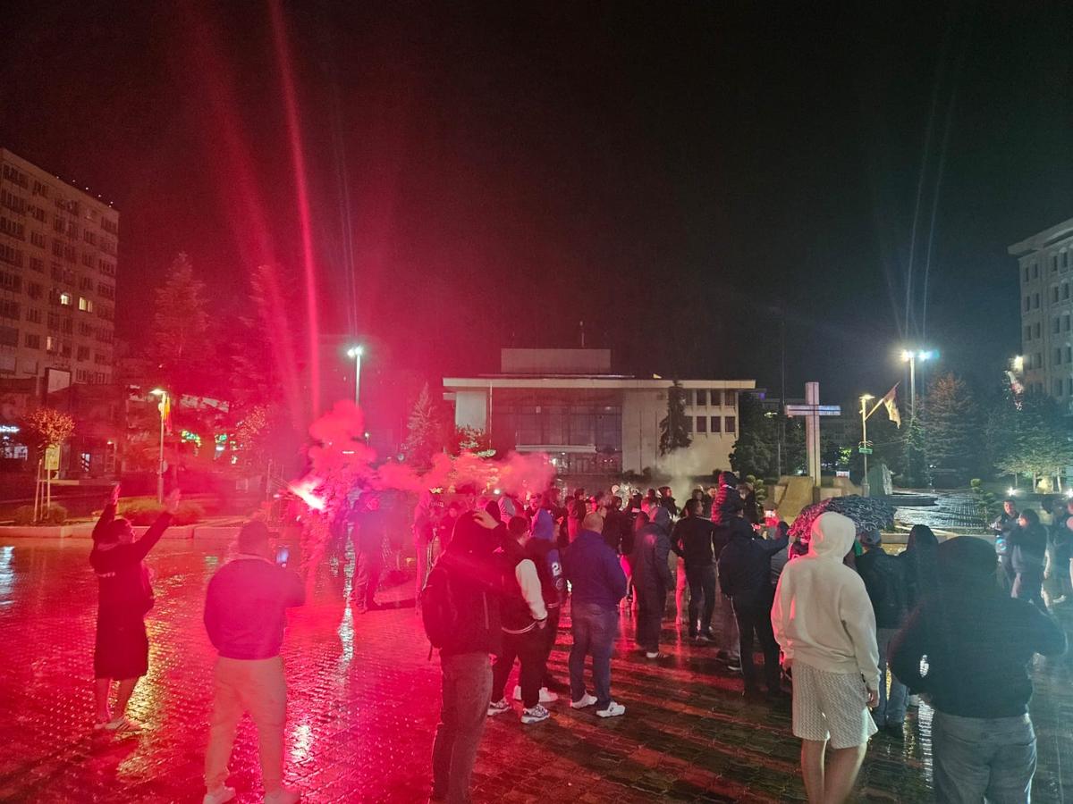 Nebunie în centrul orașului, aproape de miezul nopții: au sărbătorit promovarea în ploaie, cu zeci de torțe! Imaginile momentului