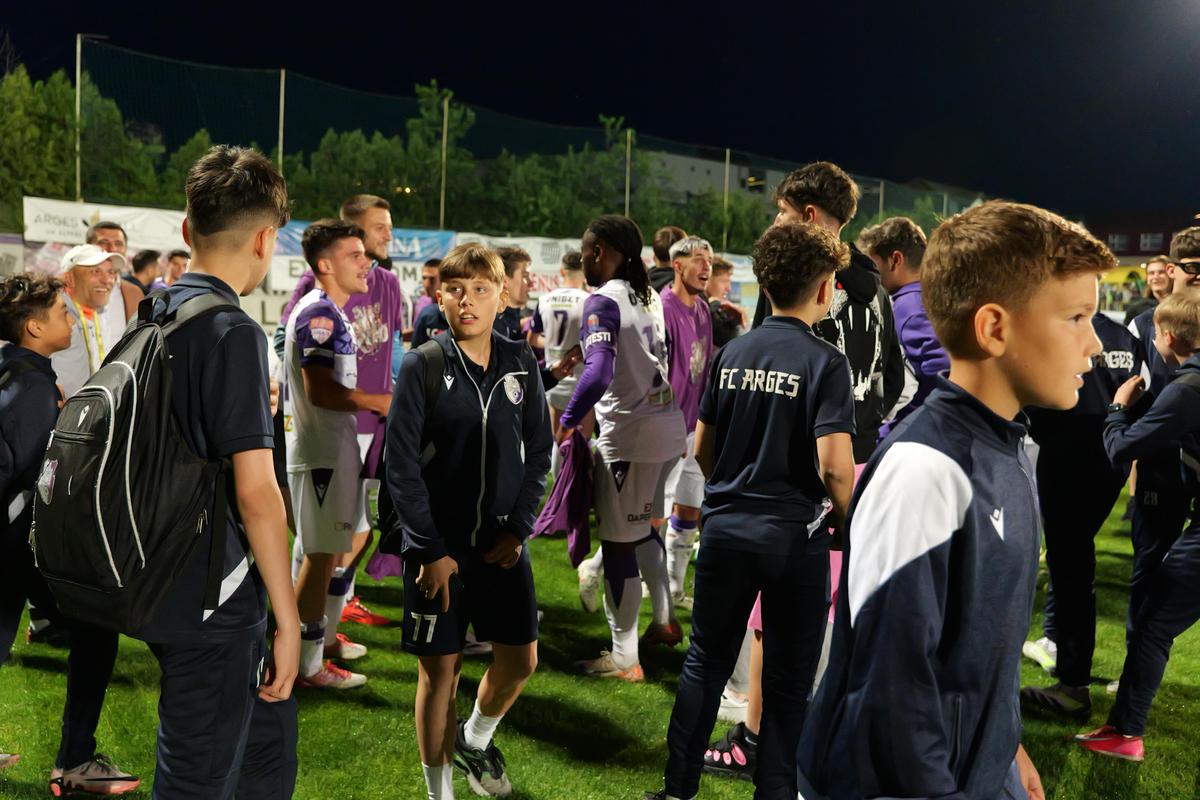 Imagini fabuloase din vestiarul lui FC Argeș! Primarul a intrat peste jucători și a negociat primele de promovare: „El a insistat”