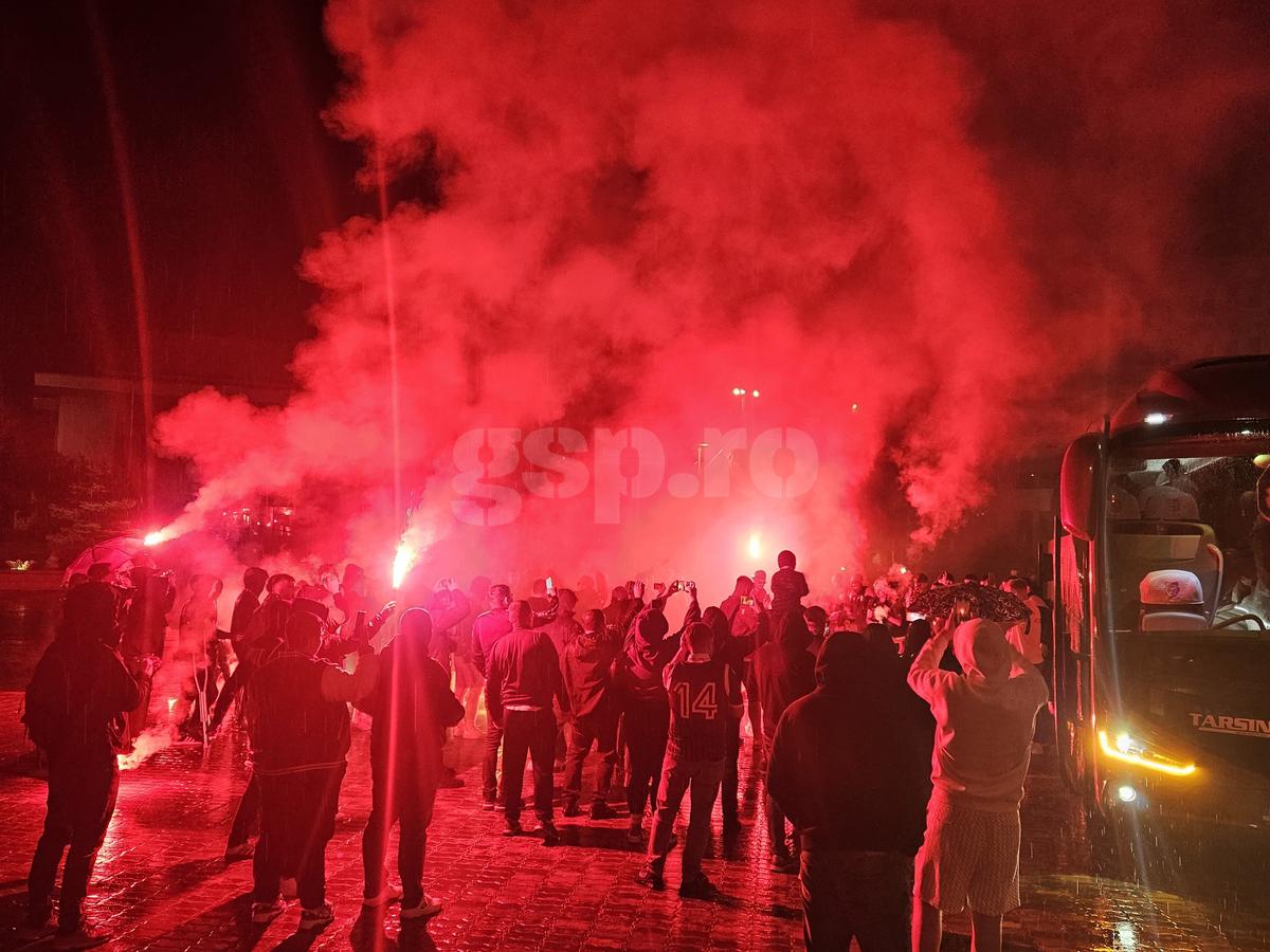 Nebunie în centrul orașului, aproape de miezul nopții: au sărbătorit promovarea în ploaie, cu zeci de torțe! Imaginile momentului