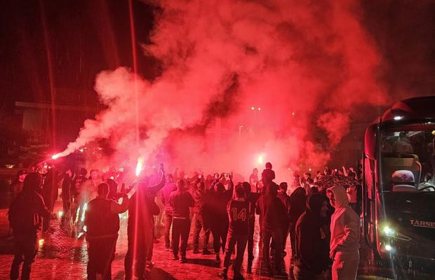 Nebunie în centrul orașului, aproape de miezul nopții: au sărbătorit promovarea în ploaie, cu zeci de torțe! Imaginile momentului
