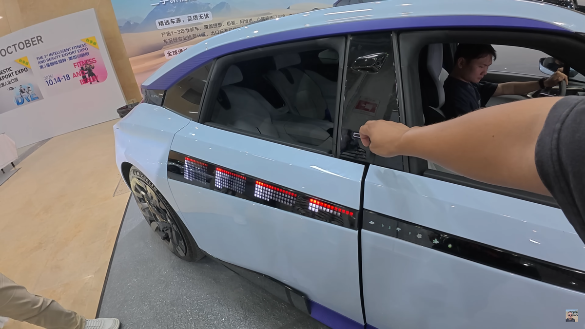 „Ferrari chinezesc” » Un vlogger român a ajuns din greșeală la prezentarea mașinii viitorului din China: IMAGINI