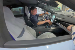 „Ferrari chinezesc” » Un vlogger român a ajuns din greșeală la prezentarea mașinii viitorului din China: IMAGINI