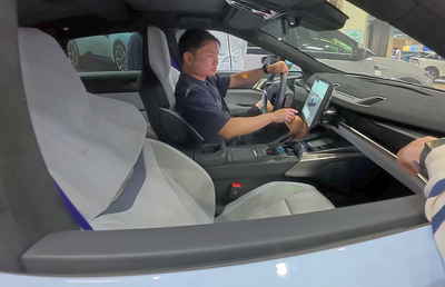„Ferrari chinezesc” » Un vlogger român a ajuns din greșeală la prezentarea mașinii viitorului din China: IMAGINI