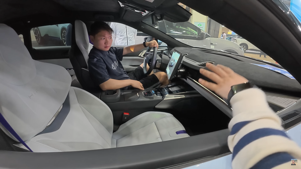 „Ferrari chinezesc” » Un vlogger român a ajuns din greșeală la prezentarea mașinii viitorului din China: IMAGINI
