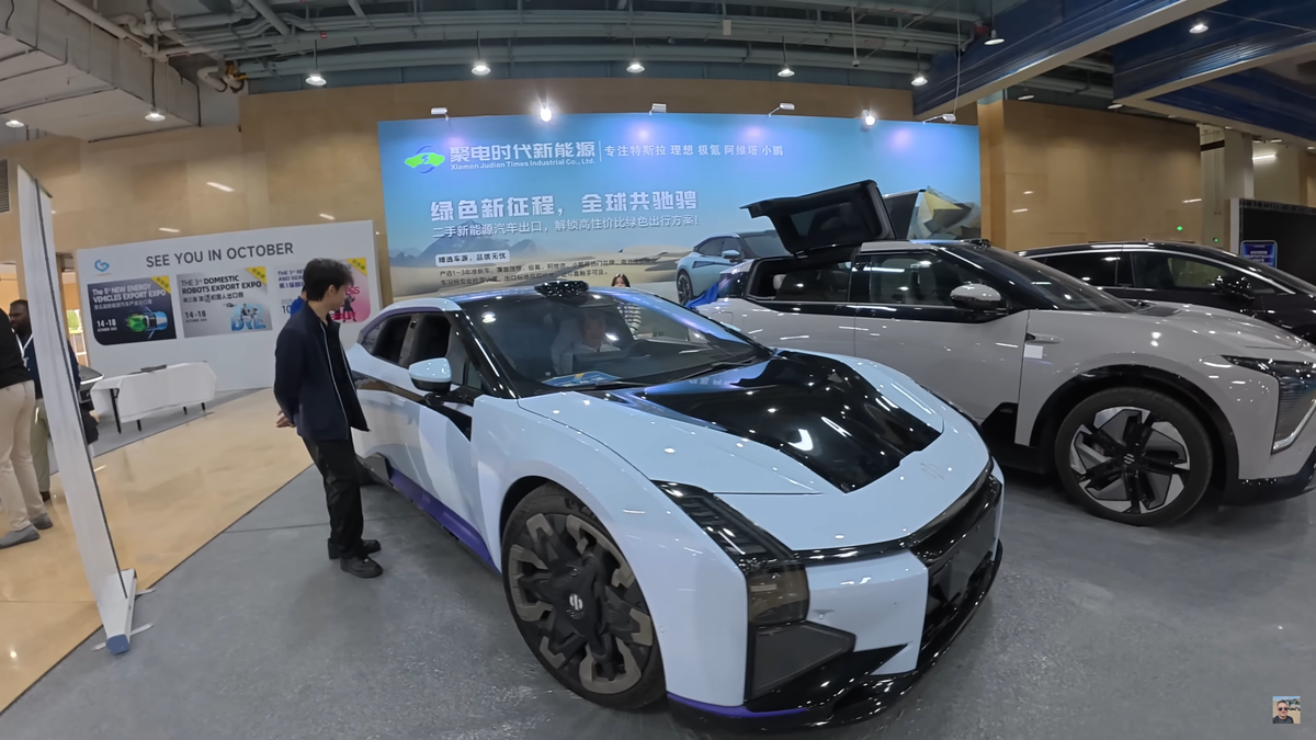 „Ferrari chinezesc” » Un vlogger român a ajuns din greșeală la prezentarea mașinii viitorului din China: IMAGINI