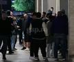 Nebunie în centrul orașului, aproape de miezul nopții: au sărbătorit promovarea în ploaie, cu zeci de torțe! Imaginile momentului