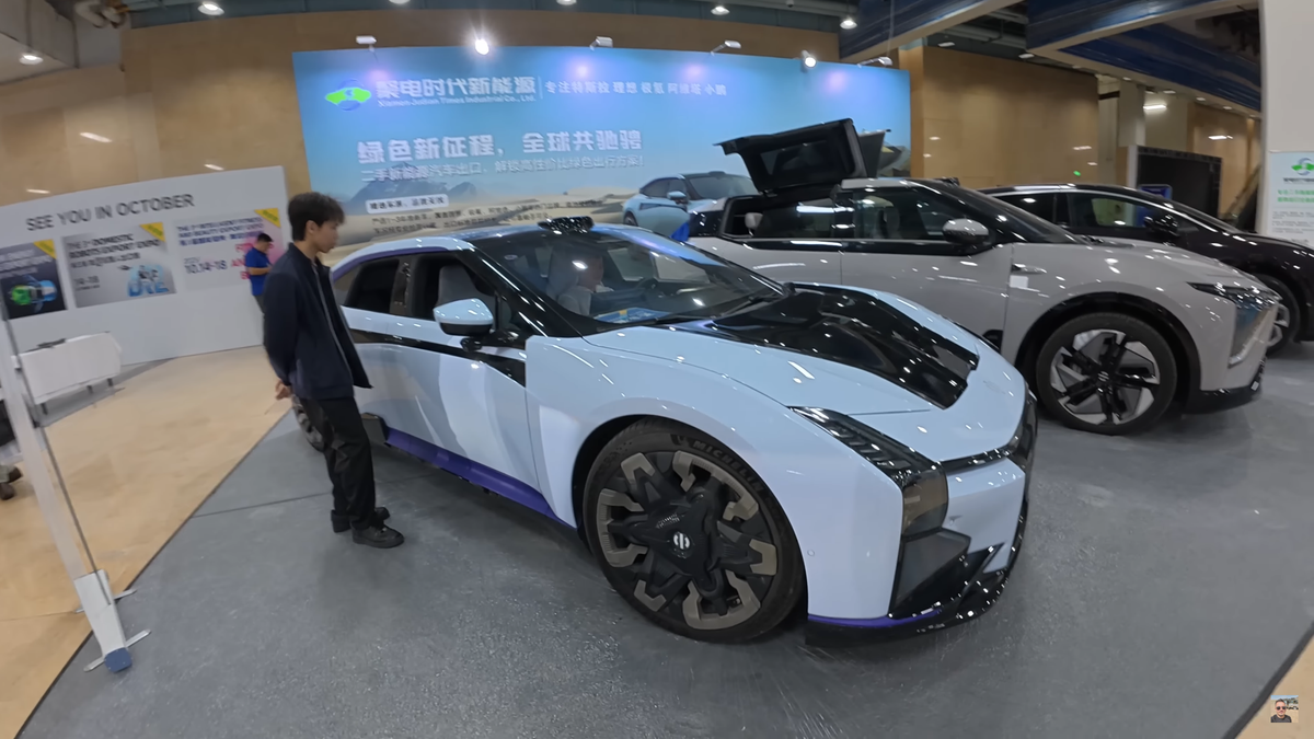 „Ferrari chinezesc” » Un vlogger român a ajuns din greșeală la prezentarea mașinii viitorului din China: IMAGINI