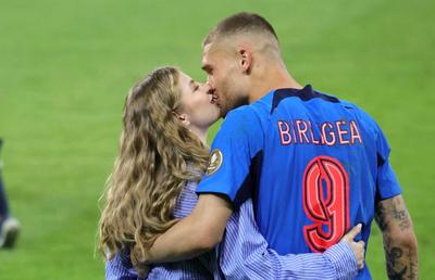 Love is in the air » Antonia și Daniel Bîrligea, momente tandre la finalul meciului FCSB - Dinamo