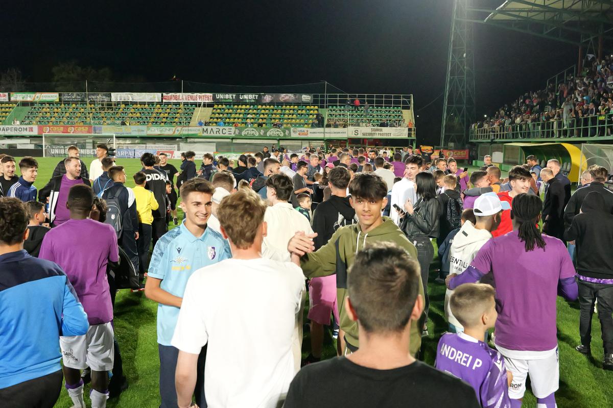 A pornit sărbătoarea la Mioveni, după promovarea celor de la FC Argeș » Fanii au invadat terenul, primarul a intrat și el pe gazon: cele mai tari imagini surprinse de GSP