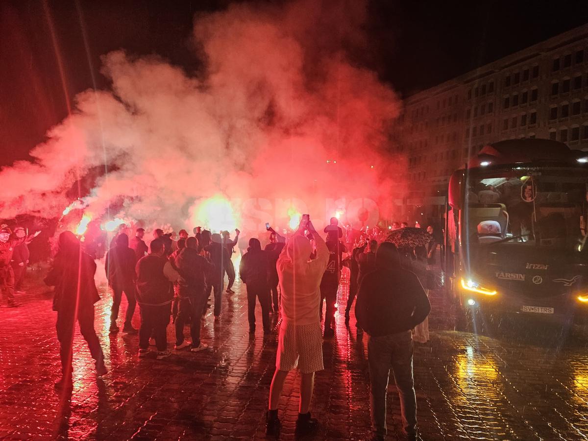 Nebunie în centrul orașului, aproape de miezul nopții: au sărbătorit promovarea în ploaie, cu zeci de torțe! Imaginile momentului