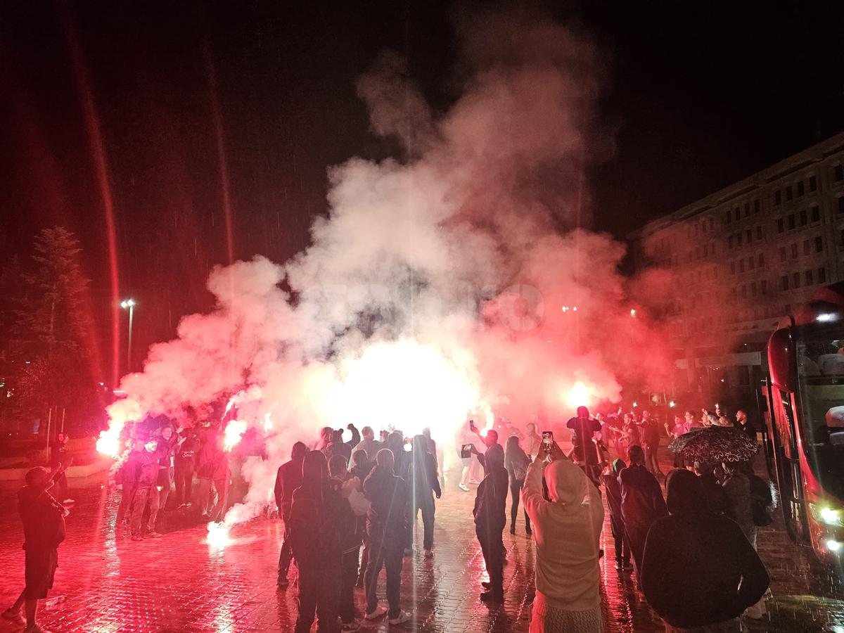 Nebunie la Pitești: au sărbătorit promovarea în ploaie, cu zeci de torțe!