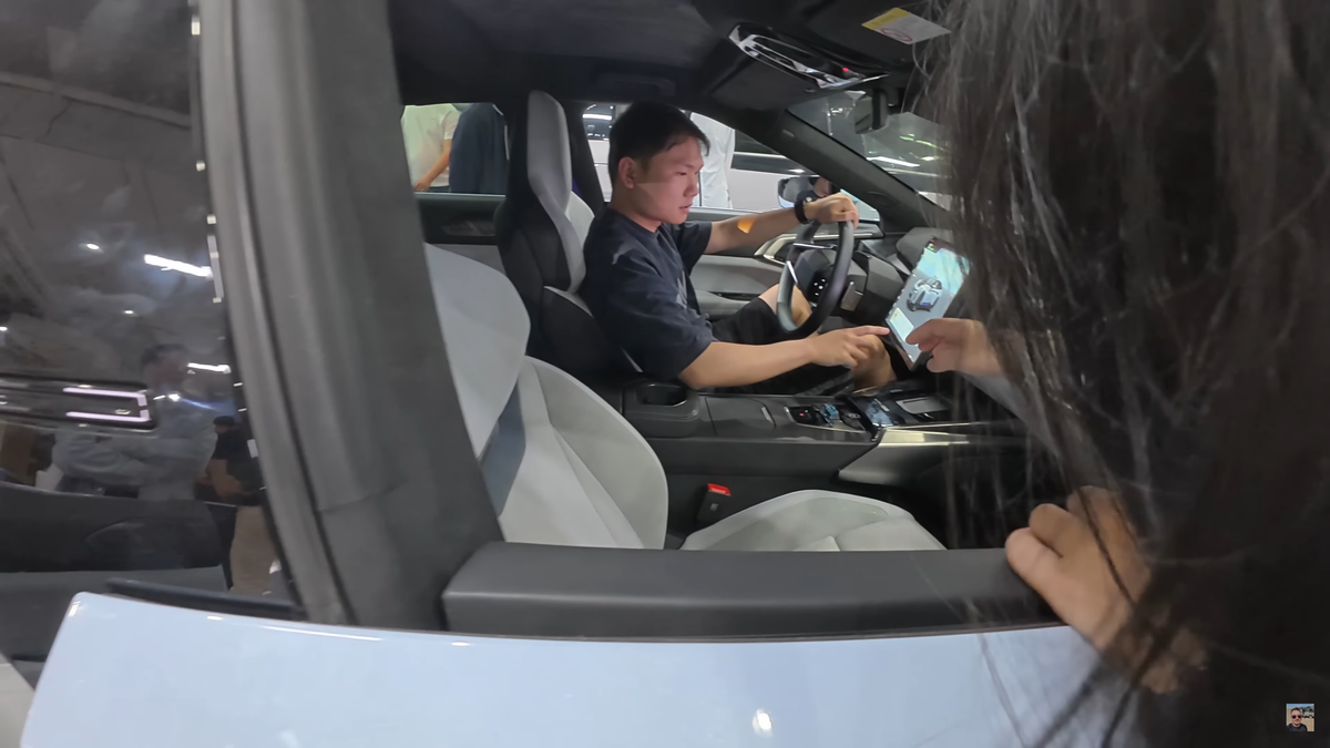 „Ferrari chinezesc” » Un vlogger român a ajuns din greșeală la prezentarea mașinii viitorului din China: IMAGINI