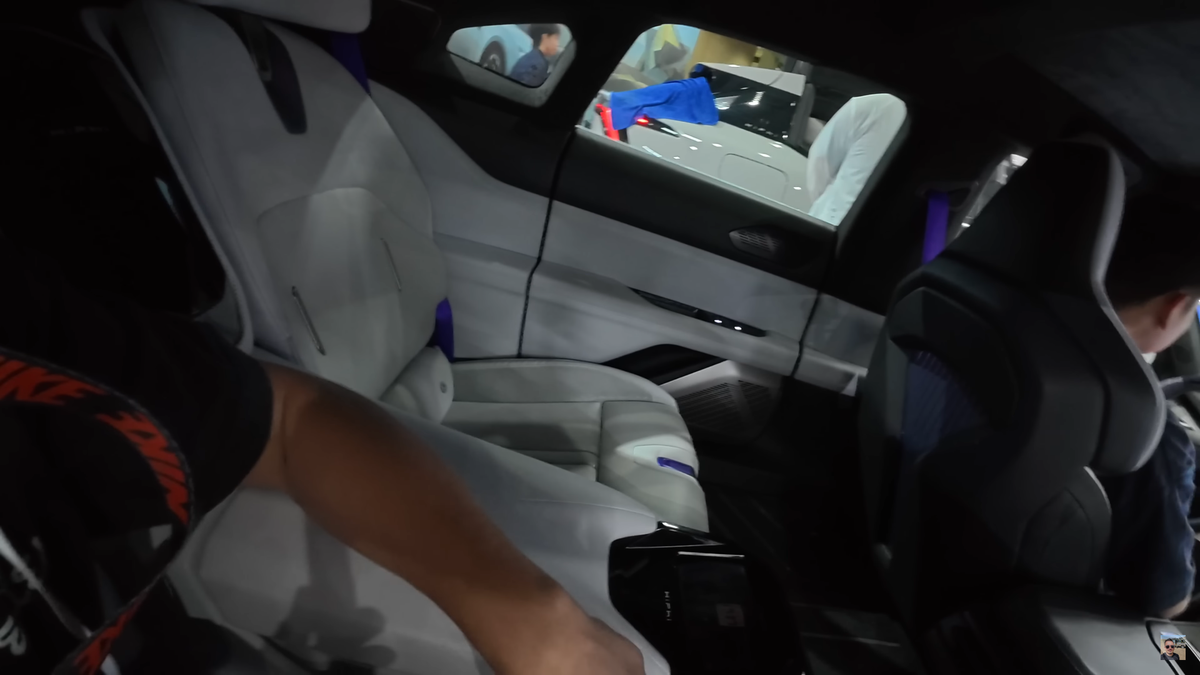 „Ferrari chinezesc” » Un vlogger român a ajuns din greșeală la prezentarea mașinii viitorului din China: IMAGINI