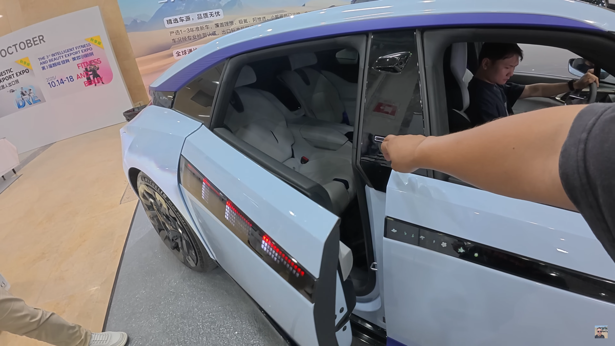„Ferrari chinezesc” » Un vlogger român a ajuns din greșeală la prezentarea mașinii viitorului din China: IMAGINI