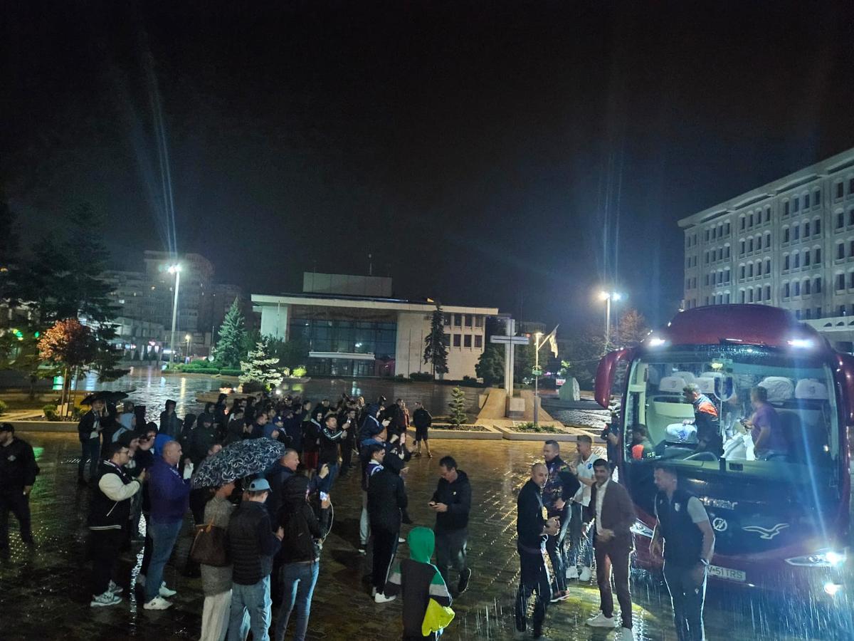 Nebunie în centrul orașului, aproape de miezul nopții: au sărbătorit promovarea în ploaie, cu zeci de torțe! Imaginile momentului