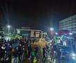 Nebunie în centrul orașului, aproape de miezul nopții: au sărbătorit promovarea în ploaie, cu zeci de torțe! Imaginile momentului