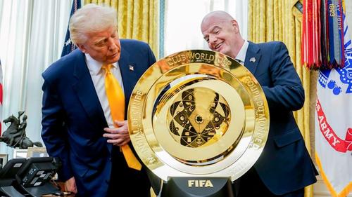 Președintele FIFA, Gianni Infantino, i-a prezentat lui Donald Trump, în martie, trofeul Mondialului Cluburilor