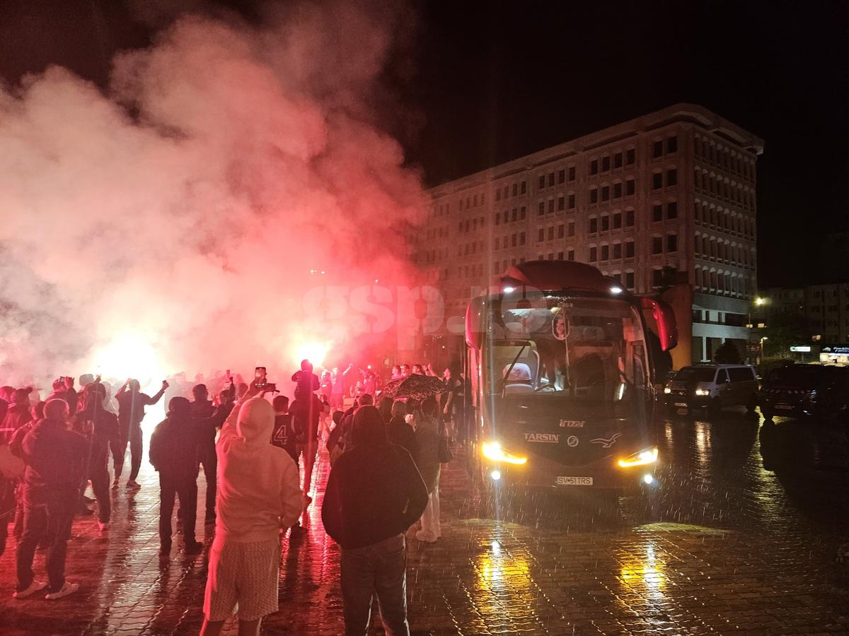 Nebunie la Pitești: au sărbătorit promovarea în ploaie, cu zeci de torțe!