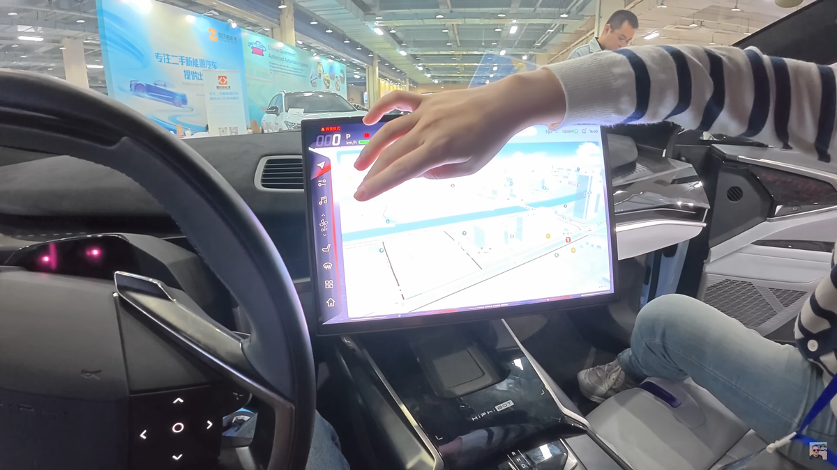 „Ferrari chinezesc” » Un vlogger român a ajuns din greșeală la prezentarea mașinii viitorului din China: IMAGINI