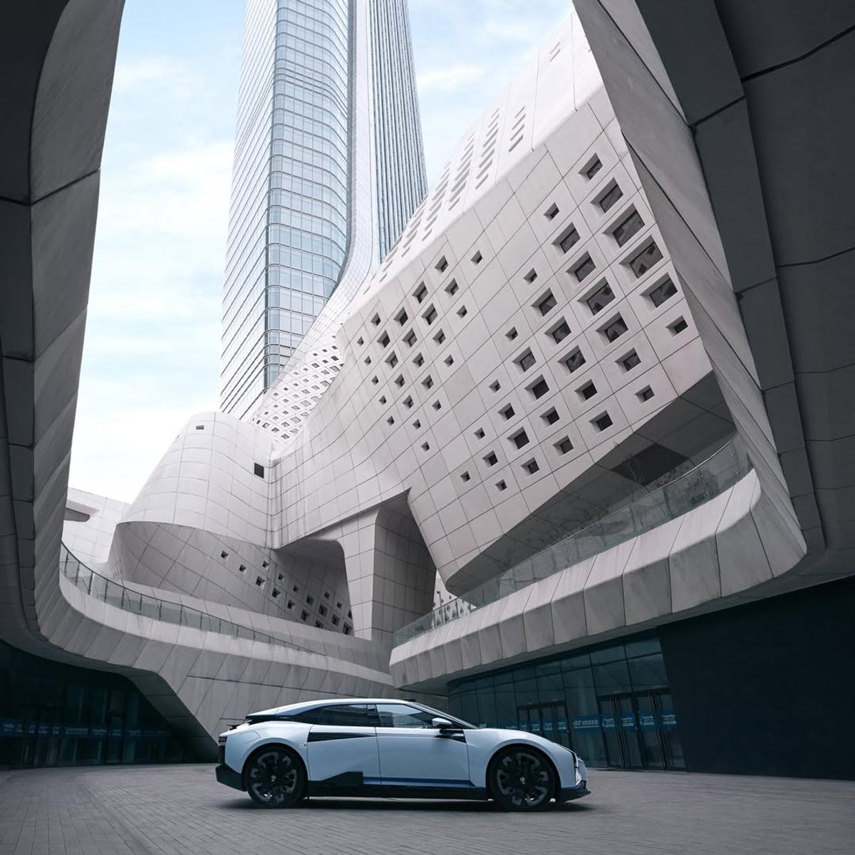 „Ferrari chinezesc” » Un vlogger român a ajuns din greșeală la prezentarea mașinii viitorului din China: IMAGINI