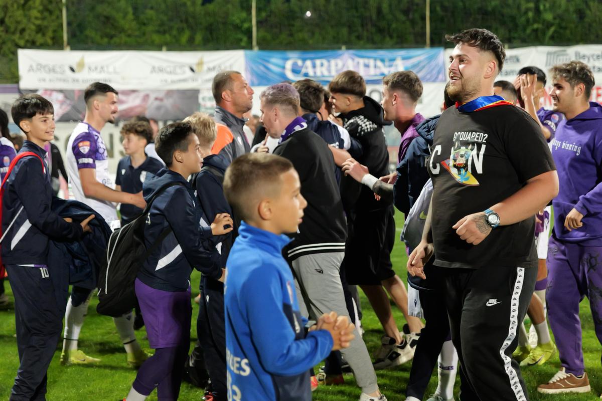 Imagini fabuloase din vestiarul lui FC Argeș! Primarul a intrat peste jucători și a negociat primele de promovare: „El a insistat”