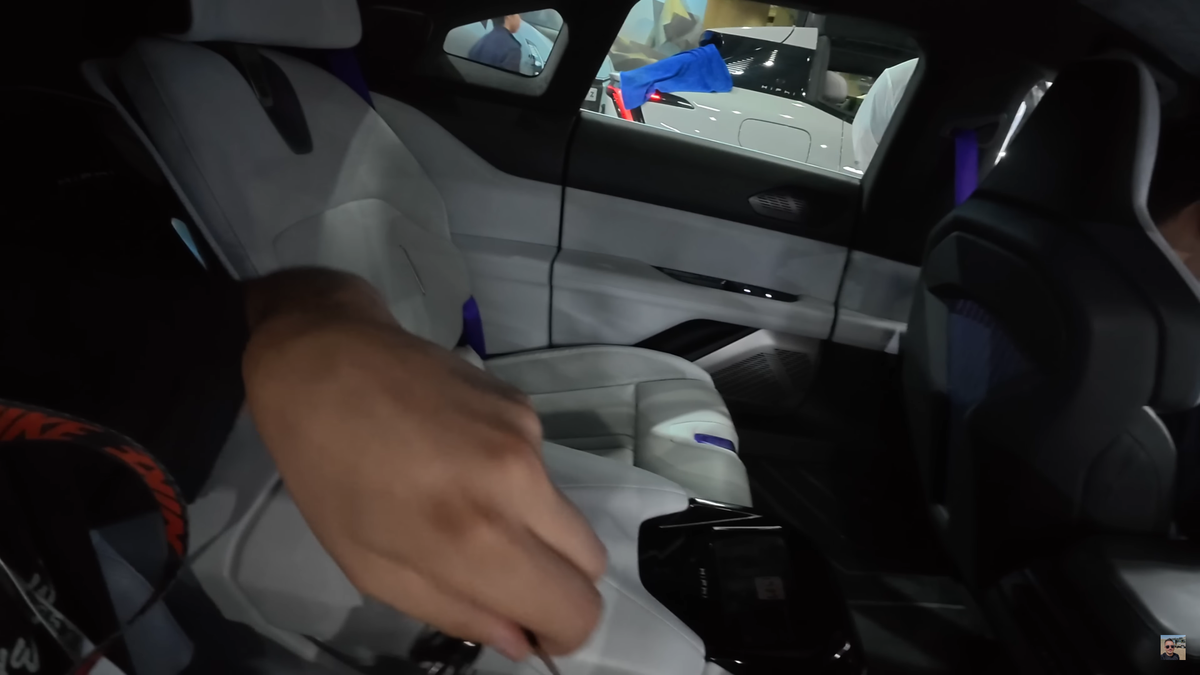 „Ferrari chinezesc” » Un vlogger român a ajuns din greșeală la prezentarea mașinii viitorului din China: IMAGINI
