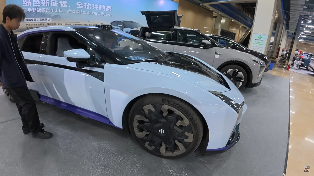 „Ferrari chinezesc” » Un vlogger român a ajuns din greșeală la prezentarea mașinii viitorului din China: IMAGINI