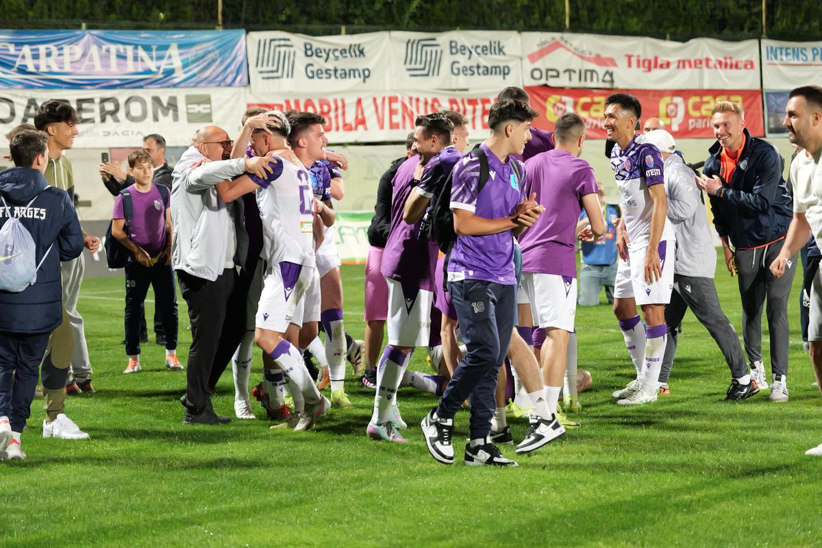 Imagini fabuloase din vestiarul lui FC Argeș! Primarul a intrat peste jucători și a negociat primele de promovare: „El a insistat”