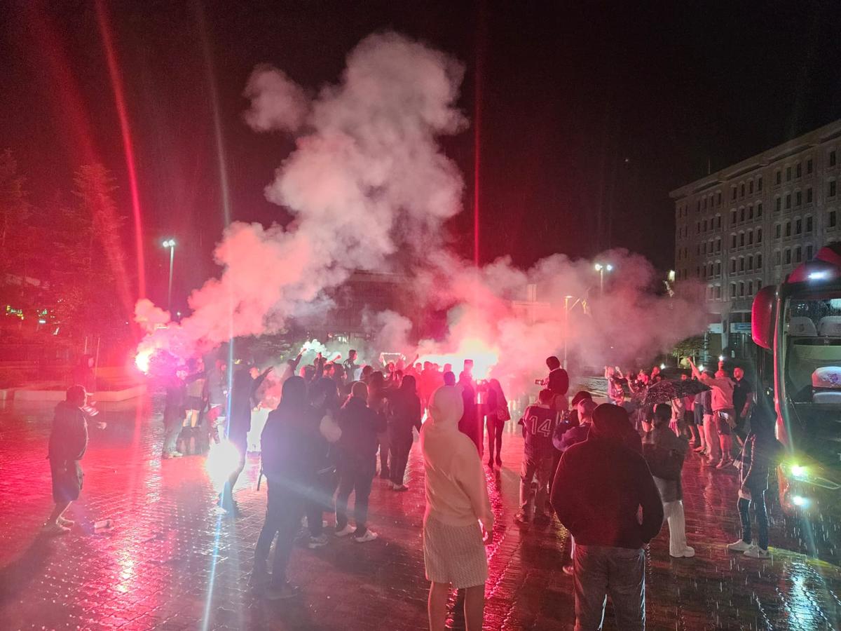 Nebunie în centrul orașului, aproape de miezul nopții: au sărbătorit promovarea în ploaie, cu zeci de torțe! Imaginile momentului