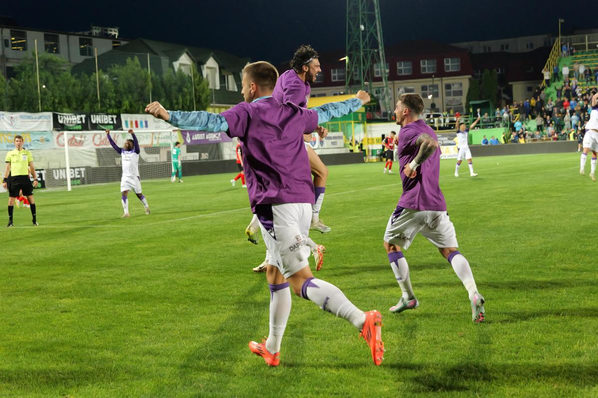 A pornit sărbătoarea la Mioveni, după promovarea celor de la FC Argeș » Fanii au invadat terenul, primarul a intrat și el pe gazon: cele mai tari imagini surprinse de GSP