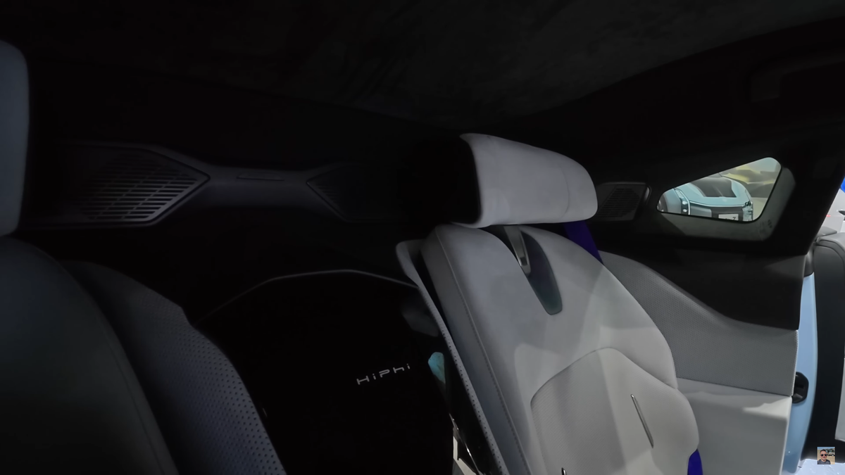 „Ferrari chinezesc” » Un vlogger român a ajuns din greșeală la prezentarea mașinii viitorului din China: IMAGINI