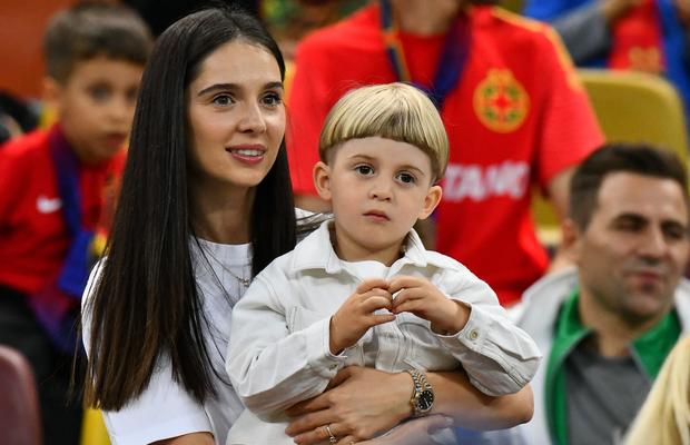 Imaginile serii la FCSB - Dinamo » Florin Tănase, emoționat: cum a fost surprins alături de micuțul Zian și de soția Medeea