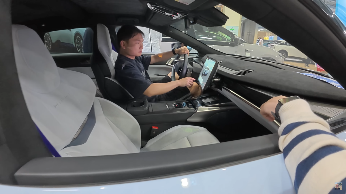 „Ferrari chinezesc” » Un vlogger român a ajuns din greșeală la prezentarea mașinii viitorului din China: IMAGINI