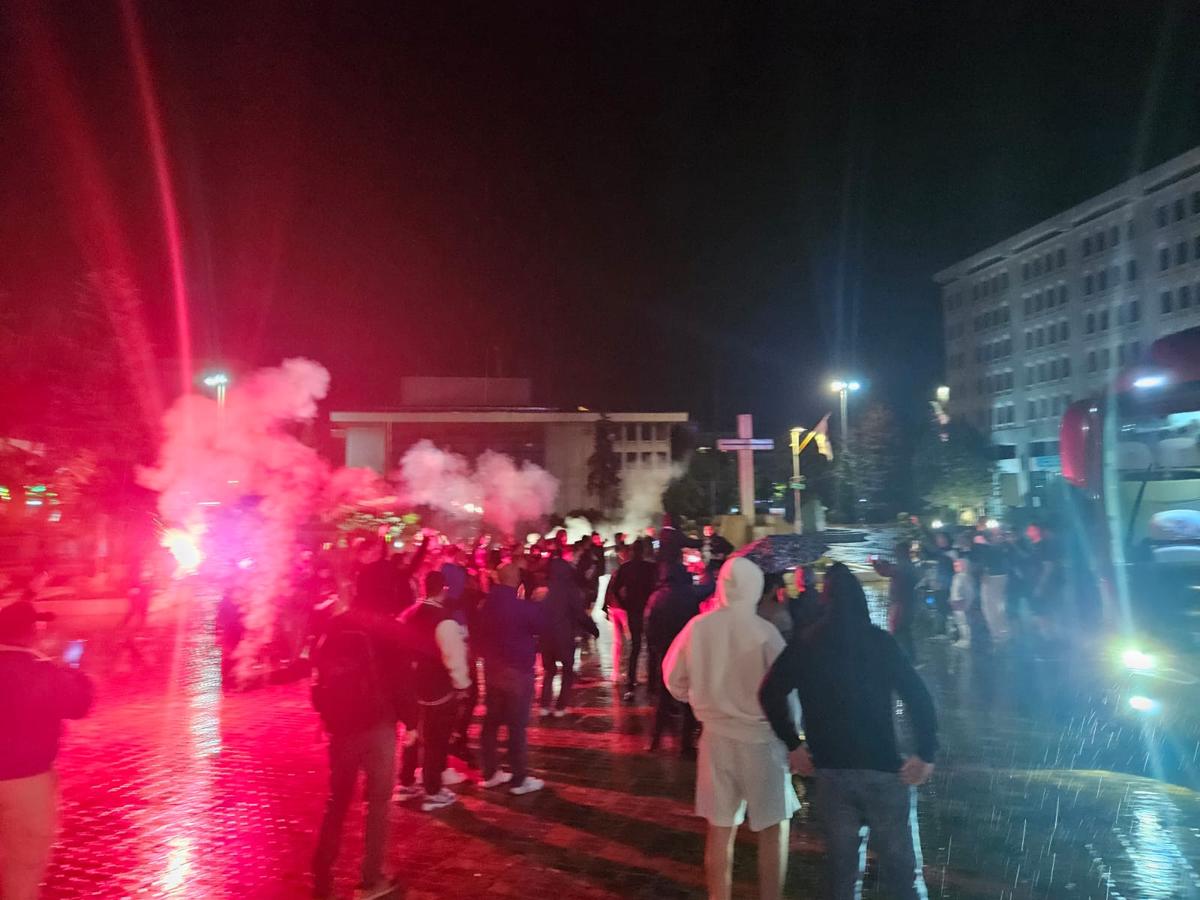 Nebunie în centrul orașului, aproape de miezul nopții: au sărbătorit promovarea în ploaie, cu zeci de torțe! Imaginile momentului