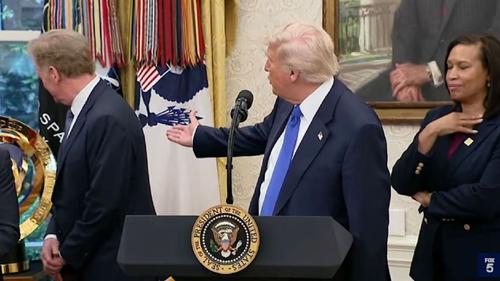 Donald Trump le arată ziariștilor trofeul CM cluburi și zice că e al CM 2026
