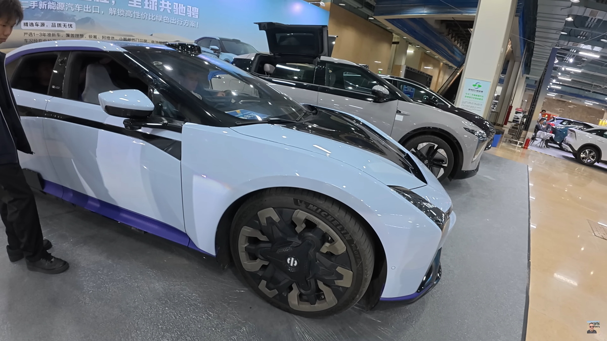 „Ferrari chinezesc” » Un vlogger român a ajuns din greșeală la prezentarea mașinii viitorului din China: IMAGINI
